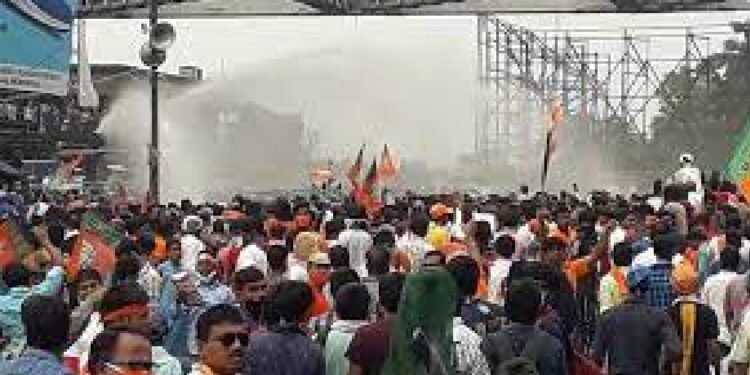 Political కొల్కత్తాలో జరిగిన ఘర్షణ సమయంలో పోలీసులు కాల్పులు జరిపి ఉండొచ్చు: మమత