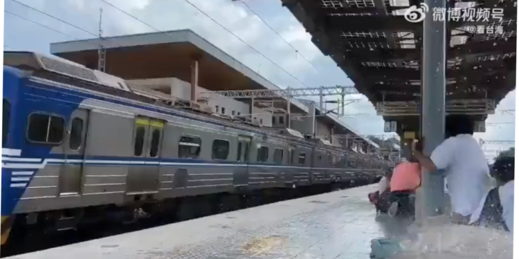 Viral Video : భారీ భూకంపం… బొమ్మలా కదిలిపోయిన రైళ్లు