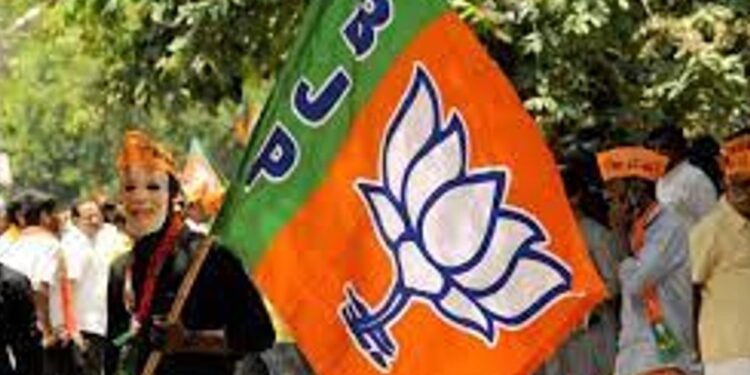 Political గోవాలో భాజపా గూటికి కాంగ్రెస్ కీలక నేతలు… మాజీ సీఎం సహా 8 మంది ఎమ్మెల్యేలు