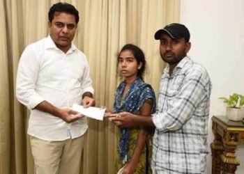 Political నా అనే వాళ్ళు లేని యువతికి అన్నగా మారిన కేటీఅర్