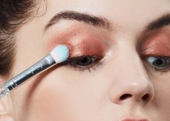 Health రోజూ మేకప్ వేసుకుంటున్నారా.. ఈ టిప్స్ పాటించండి