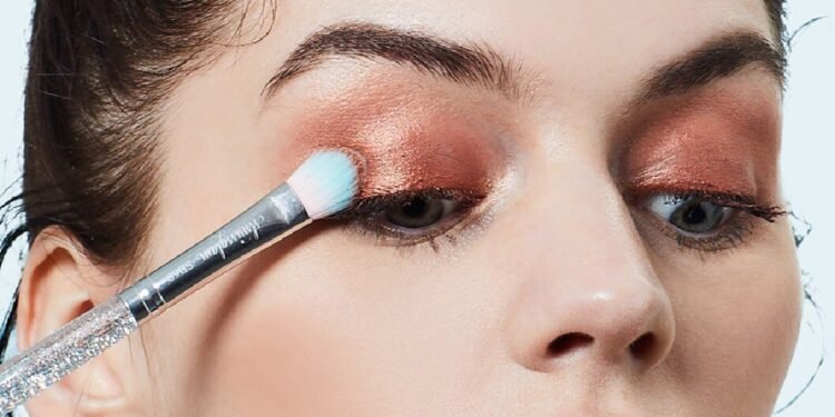 Health రోజూ మేకప్ వేసుకుంటున్నారా.. ఈ టిప్స్ పాటించండి