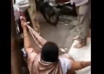 Crime మహారాష్ట్రలో రాజ్ థాకరే అనుచరుల అరాచకం.. మహిళపై దాడి చేసి అసభ్య పదజాలంతో దూషించారు.. వైరల్ అవుతున్న వీడియో