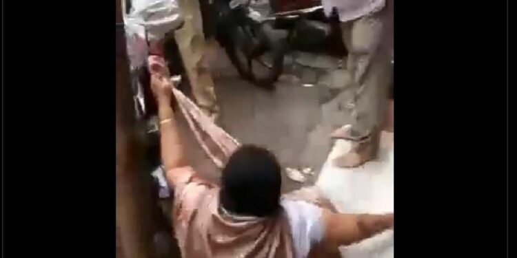 Crime మహారాష్ట్రలో రాజ్ థాకరే అనుచరుల అరాచకం.. మహిళపై దాడి చేసి అసభ్య పదజాలంతో దూషించారు.. వైరల్ అవుతున్న వీడియో