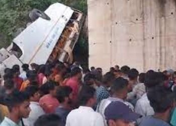 Crime ఘోర ప్రమాదం.. బ్రిడ్జిపై నుంచి పడిపోయిన బస్సు.. ఆరుగురు మృతి