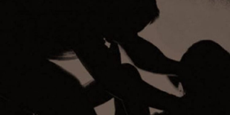 Crime బాలికపై ఐదుగురు హత్యాచారం.. నగ్నంగా ఇంటికి నడుచుకుంటూ వెళ్లిన బాధితురాలు..