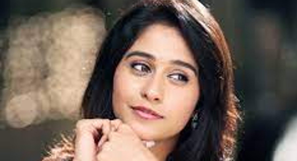 Entertainment మొన్న టూ మినిట్స్ మ్యాగీ జోక్..  ఇప్పుడు మహిళతో లిప్ లాక్.. వైరల్ అవుతున్న రెజీనా మాటలు