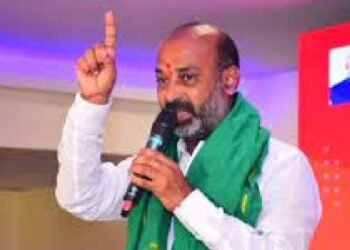 politics స్పీకర్​పై నిప్పులు చెరిగిన బండి సంజయ్​..