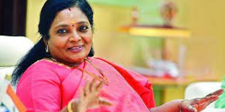 Politics హైదరాబాద్ రాజ్భవన్లో చిరంజీవి బ్లడ్ బ్యాంక్కు రక్తదానం చేసిన వారికి గవర్నర్ తమిళిసై చేతుల మీదుగా లైఫ్ ఇన్సూరెన్స్ కార్డులు పంపిణీ