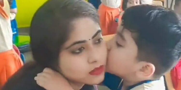 Viral Video : టీచర్​కు ఈ బుడ్డోడు ఎంత ముద్దుగా క్షమాపణలు చెప్పాడో..!