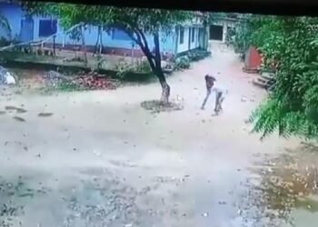 Crime నాటు తుపాకీతో ఉపాధ్యాయుడిపై విద్యార్థి కాల్పులు..  ఆ తర్వాత..