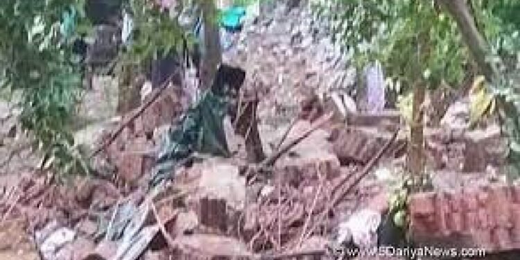 Crime అర్థరాత్రి కూలిన గోడ… నిద్రలోనే 10 మంది కూలీలు మృతి