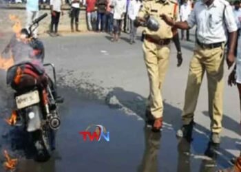 A Man Sets Bike on Fire After Traffic Police issue Challan in Hyderabad,Latest Hyderabad News,Crime News,Telangana Traffic News,Telugu Golden TV,v9 news telugu,telugu world news,www.teluguworldnow.com