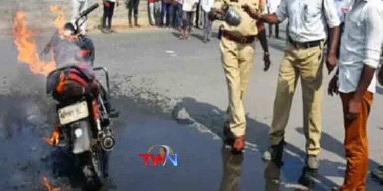 A Man Sets Bike on Fire After Traffic Police issue Challan in Hyderabad,Latest Hyderabad News,Crime News,Telangana Traffic News,Telugu Golden TV,v9 news telugu,telugu world news,www.teluguworldnow.com