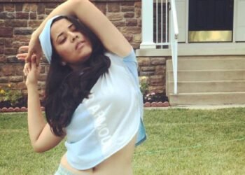 Entertainment అమెరికా రోడ్లపై అనసూయ రచ్చ.. అందాలను ఆరబోస్తూ..