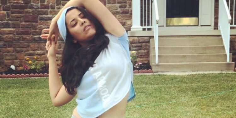 Entertainment అమెరికా రోడ్లపై అనసూయ రచ్చ.. అందాలను ఆరబోస్తూ..