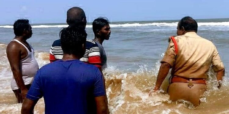 Crime బాపట్ల సూర్యలంక బీచ్ లో మునిగి ఏడుగురు పిల్లలు గల్లంతు..