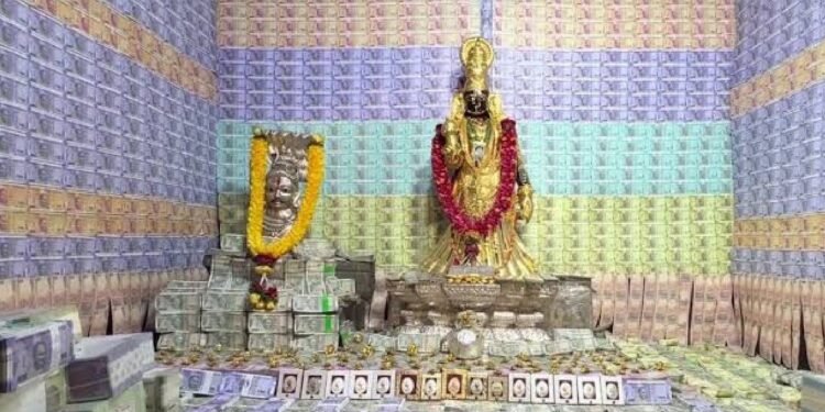 Bhakthi 8 కోట్ల రూపాయల డబ్బుతో అమ్మవారికి అలంకరణ..