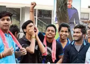 Entertainment పవన్ – ఎన్టీఆర్ అభిమానుల మధ్య గొడవ.. రాళ్లతో కొట్టుకున్న హీరో అభిమానులు..