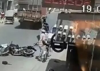 Crime  రెప్పపాటు లోనే ఓ వ్యక్తి అజాగ్రత్తకు బలైపోయిన రెండు నిండు ప్రాణాలు.. వీడియో షేర్ చేసిన ఐపీఎస్ అధికారి..