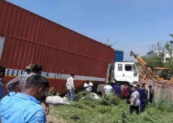 Crime ఆటో పైకి దూసుకెళ్లిన కంటైనర్.. 10మంది దుర్మరణం..