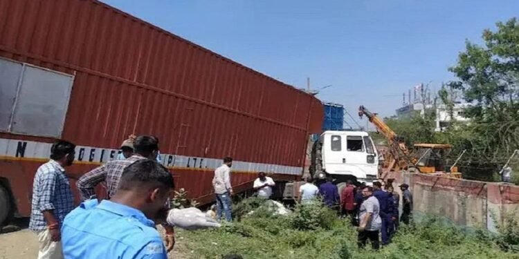 Crime ఆటో పైకి దూసుకెళ్లిన కంటైనర్.. 10మంది దుర్మరణం..