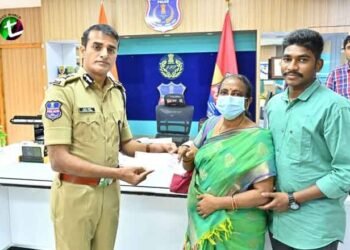 Rachakonda CP Dr. Tarun Joshi, IPS provided financial assistance to the family members of the policeman who died due to illness,Rachakonda Police News,Telugu World