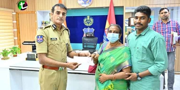 Rachakonda CP Dr. Tarun Joshi, IPS provided financial assistance to the family members of the policeman who died due to illness,Rachakonda Police News,Telugu World