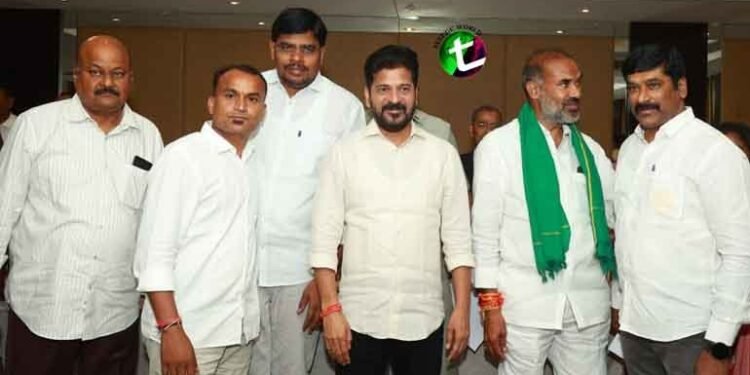 Chief Minister Mr. Revanth Reddy met with the leaders of the Gulf workers unions at the Taj Deccan Hotel in Hyderabad,Gulf Workers Awareness Center-GWAC,Gulf News,Telugu World