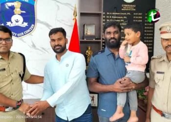 The Cyberabad police, who brought the missing boy to his parents,Cyberabad Police News,Madapur DCP Dr G Vineeth, IPS,Latest News,Telugu World
