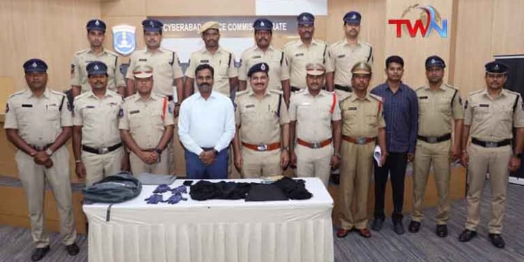 Apprehenion of offenders who committed robbery in Burqa at Jewellery Shop, Medchal, CP & DCP Medchal, DCP CCS, DCP SOT, Cyberabad, Cyberabad News,Telugu World Now