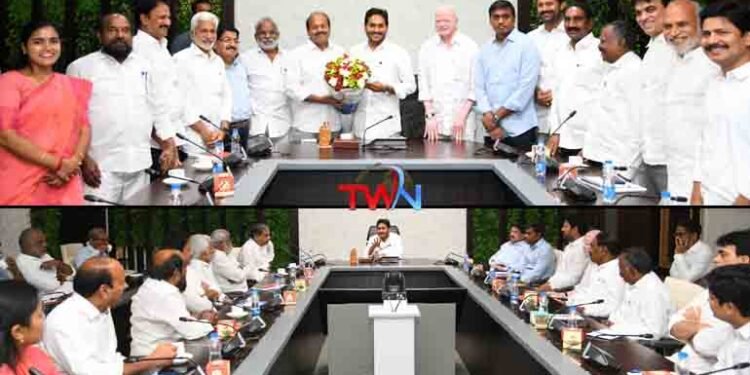 YSRCP Party President Mr. YS Jagan met with YSR Congress MPs at his camp office,AP Politics,YSRCP vs TDP,Latest News,Andhra News,Telugu World Now