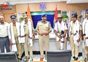 The Commissioner Congratulated the police for bringing out the students stuck in the lift,Commissioner Shri Sudhir Babu IPS,Uppal Skywalk,Rachakonda Police News,