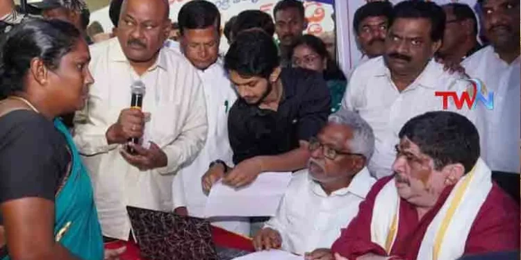 Minister Ponnam Prabhakar launched the 'Pravasi Prajavani' Appeal Centre, MLC T. Jeevan Reddy, Mahatma Jyotiba Phule Praja Bhavan, Gulf workers, Latest News, TPCC NRI Cell, Telugu World Now