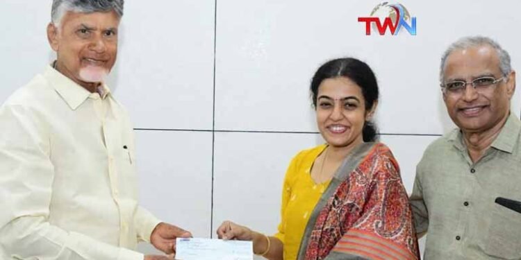 Nandamuri Mohanakrishna and Nandamuri Mohan Roopa today donated 25 lakhs to AP Chief Minister Shri Nara Chandrababu Naidu to help the flood victims of Andhra Pradesh, AP News, Telugu World Now