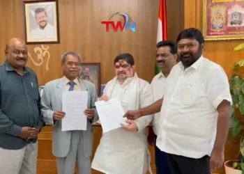 Minister Ponnam Prabhakar, who released the copies of Gulf Life, allocated Rs. 10 crore and 60 lakhs for ex gratia payment of Gulf dead, TPCC NRI cell leaders, Gulf News, Telugu World Now