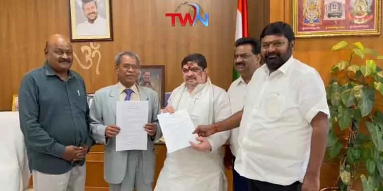 Minister Ponnam Prabhakar, who released the copies of Gulf Life, allocated Rs. 10 crore and 60 lakhs for ex gratia payment of Gulf dead, TPCC NRI cell leaders, Gulf News, Telugu World Now