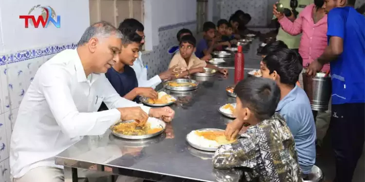 Former Minister Harish Rao made a surprise inspection of the Prashanth Nagar Integrated Government Hostel in Siddipet, CM Revanth Reddy, Telangana Politics, Telangana News, Telugu World Now