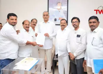 RRR Victims and Farmers met former minister Harish Rao at his residence in Hyderabad on Saturday, CM Revanth Reddy, Telangana Politics, Telangana News, Telugu World Now
