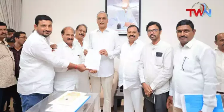 RRR Victims and Farmers met former minister Harish Rao at his residence in Hyderabad on Saturday, CM Revanth Reddy, Telangana Politics, Telangana News, Telugu World Now