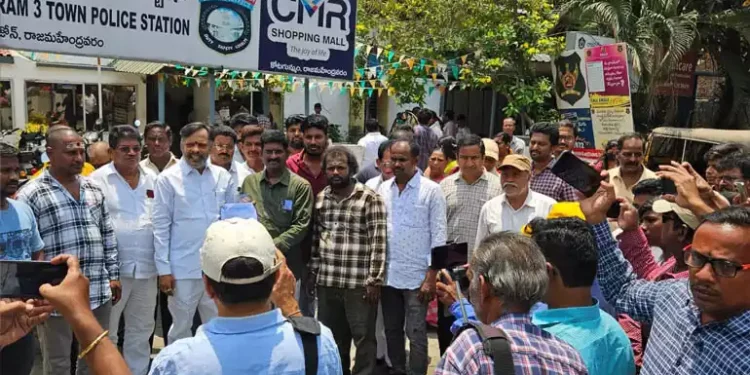 Complaint filed against Ram Gopal Varma in Rajahmundry, RGV inciting acts of religious terrorism, AP News, Meda Srinivas, Rashtriya Praja Congress, Telugu World Now